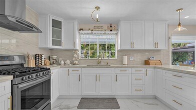 8425 Southampton Dr in Miramar, FL - Building Photo - Building Photo