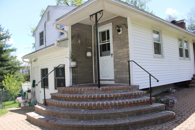 153 Brookside Rd in Newington, CT - Building Photo - Building Photo