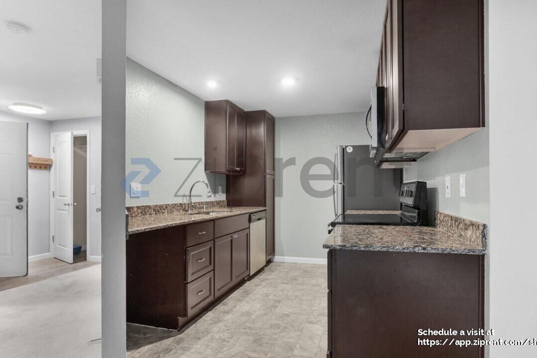 9917 Holly Dr in Everett, WA - Building Photo