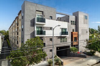 THE WATERMARQUE CONDOS in Valley Village, CA - Foto de edificio - Primary Photo