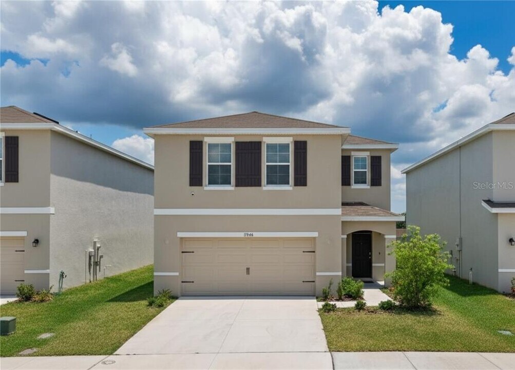 17046 Oval Rum Dr in Wimauma, FL - Building Photo