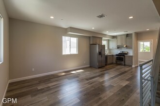 5649 Willowcrest Ave in Los Angeles, CA - Building Photo - Building Photo