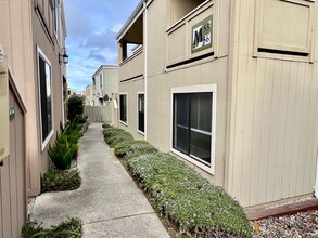 820 Casanova Ave in Monterey, CA - Foto de edificio - Building Photo