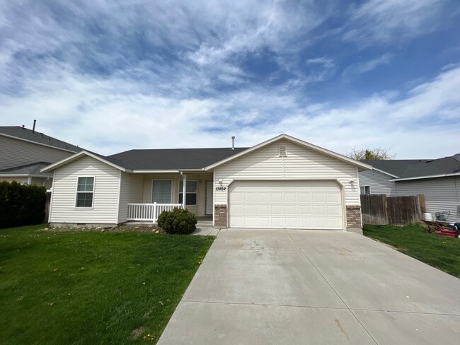 property at 13852 Paraiso Ave