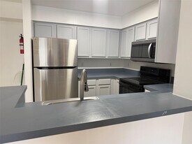 7630 Westwood Dr in Tamarac, FL - Building Photo