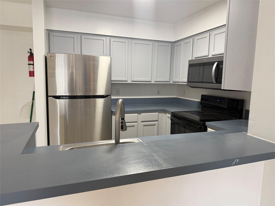 7630 Westwood Dr in Tamarac, FL - Building Photo