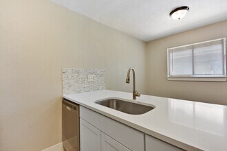 1914 Hearthstone Dr-Unit -D in Austin, TX - Building Photo - Building Photo