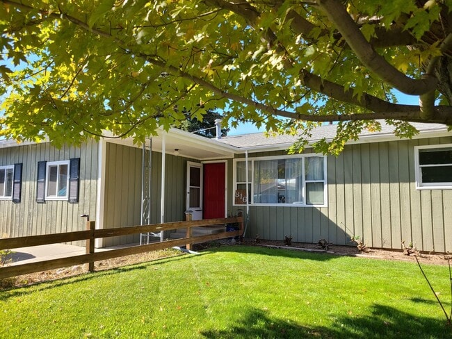 property at 816 W Hallmark Ln