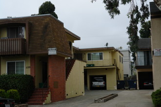 1129 Capuchino Ave in Burlingame, CA - Foto de edificio - Building Photo