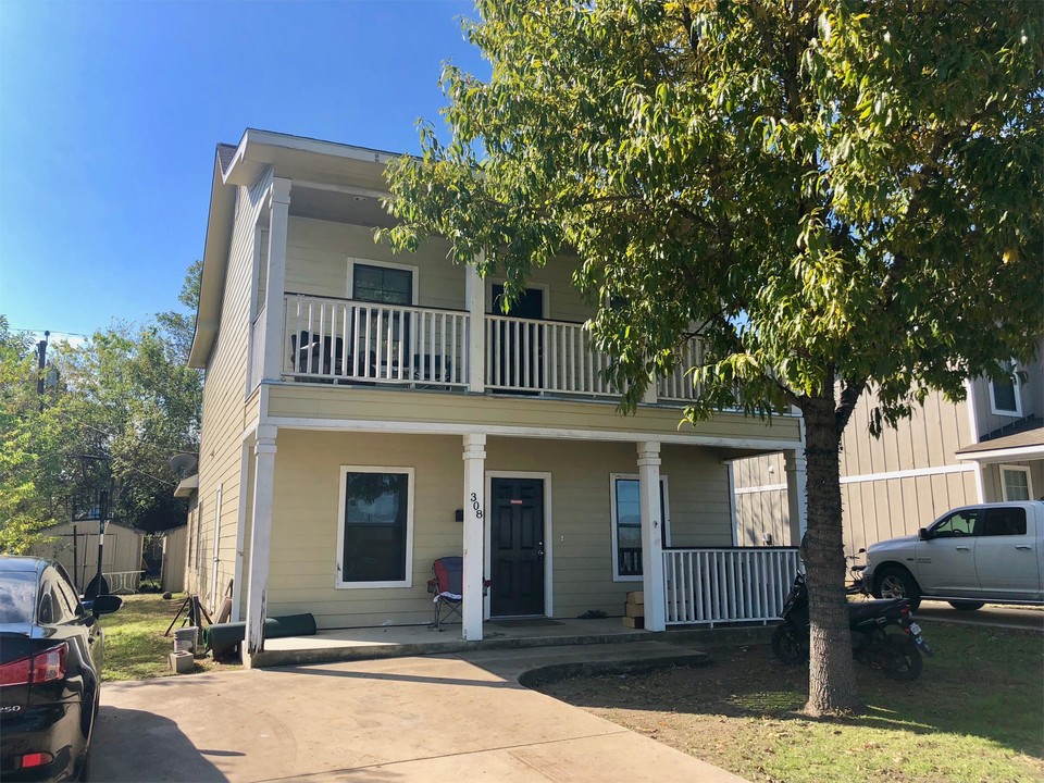 308 Holik St in College Station, TX - Building Photo