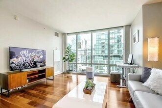 333 1st St in San Francisco, CA - Building Photo - Building Photo