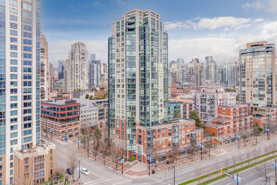 Parkview Towers in Vancouver, BC - Building Photo