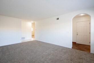 947 Oak Ave in Carlsbad, CA - Building Photo - Building Photo