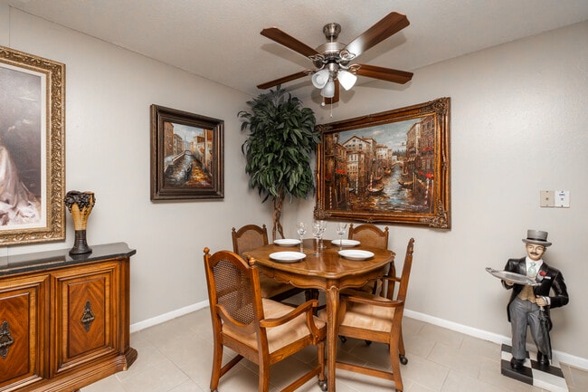 Villa Del Mar Apartments in Wichita, KS - Building Photo - Interior Photo