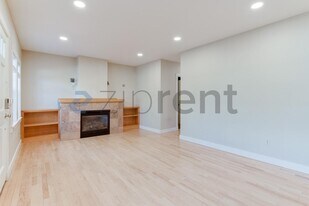 2225 Eastlake Ave E in Seattle, WA - Building Photo