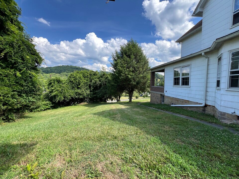 209 Main St, Unit Bedroom Two - Full in Mt Hope, WV - Building Photo