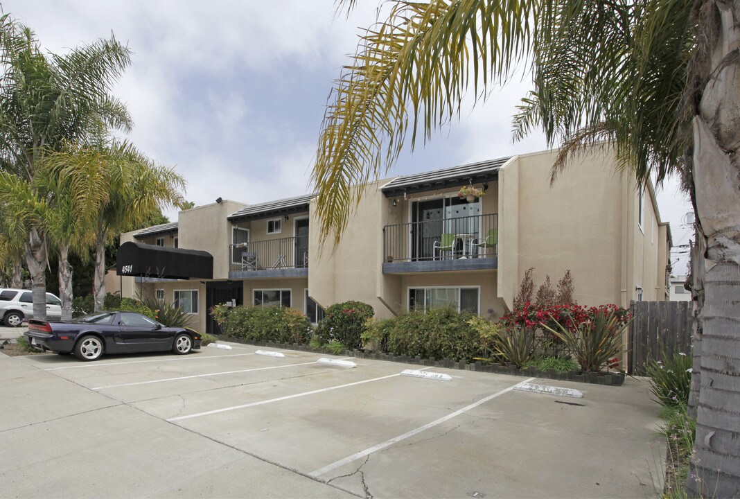 Los Arboles Apartments in San Diego, CA - Building Photo