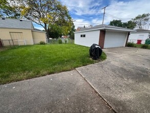 18213 Curtain Ave in Eastpointe, MI - Building Photo - Building Photo