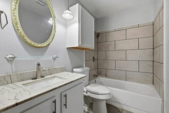 2705 Treeview Dr in Arlington, TX - Building Photo - Building Photo