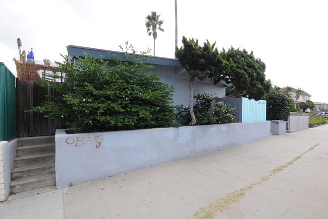 5074-5080 Santa Monica Ave in San Diego, CA - Foto de edificio - Building Photo