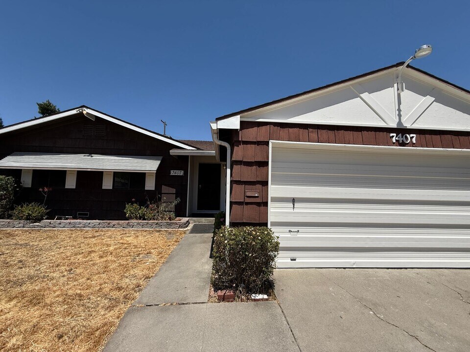 7407 Alix Pkwy in Sacramento, CA - Building Photo