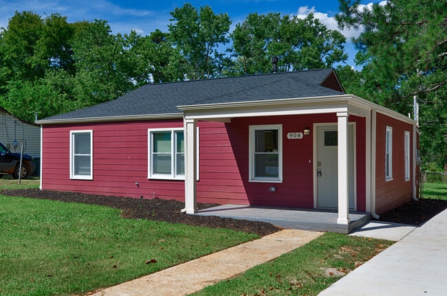 property at 908 Fairway Dr NW