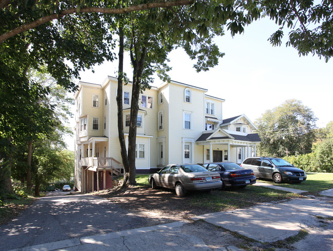 130 Washington St in Norwich, CT - Foto de edificio - Building Photo