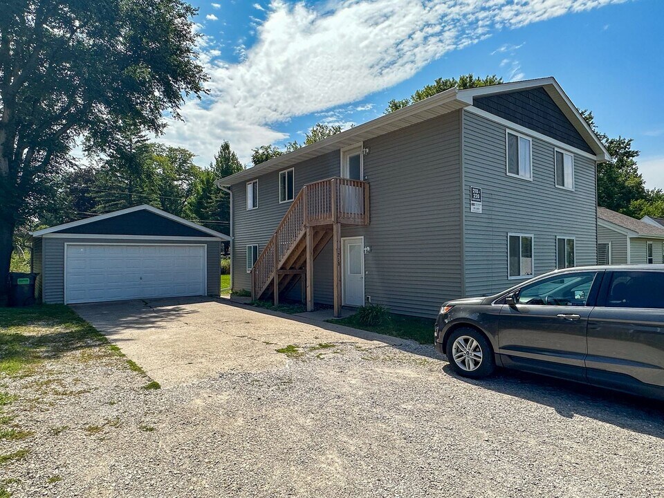 220 S Dakota Ave in Ames, IA - Building Photo