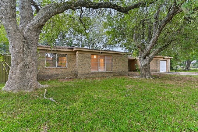 6425 N Ridgecrest Dr in Hitchcock, TX - Building Photo - Building Photo