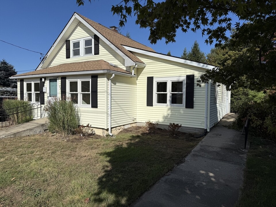 209 Beaver St in Franklin, MA - Foto de edificio