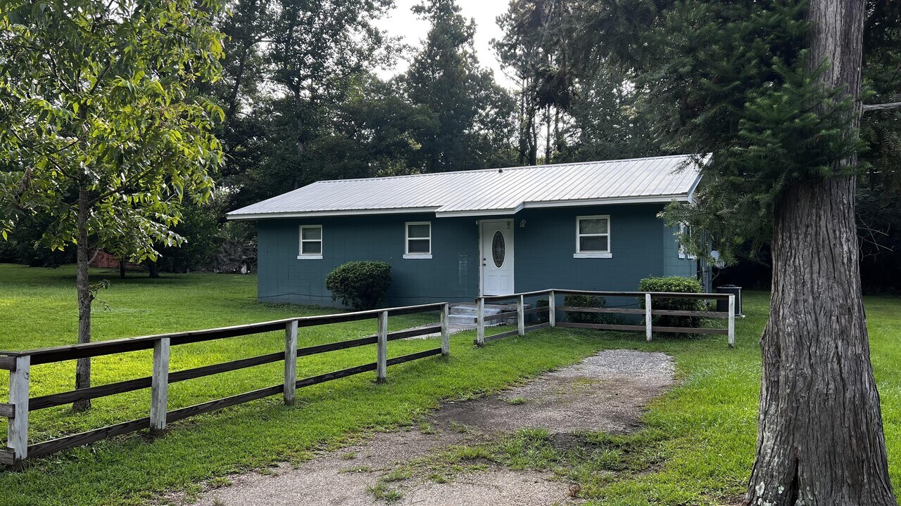 42620 Nicholsville Rd in Bay Minette, AL - Building Photo