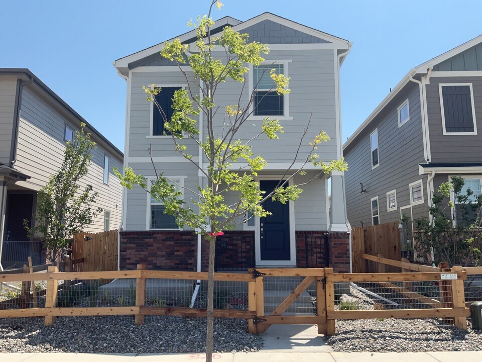 320 N Addison Way in Aurora, CO - Building Photo