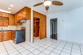 15332 Castana Ave in Paramount, CA - Foto de edificio - Building Photo