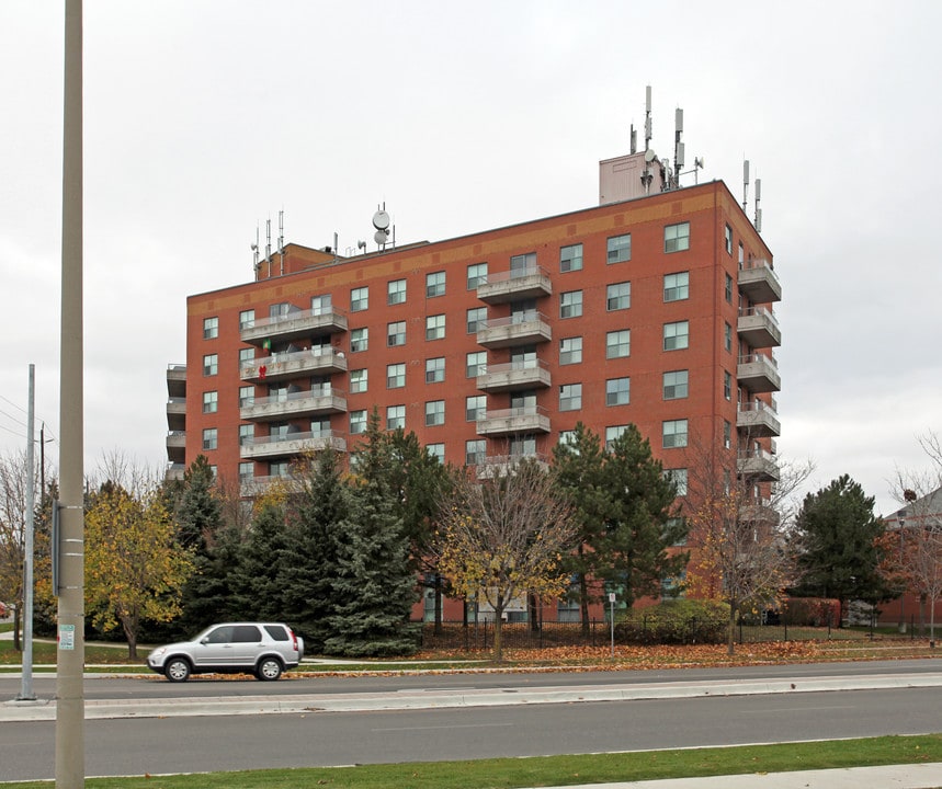 Prisma Residence in Whitby, ON - Building Photo