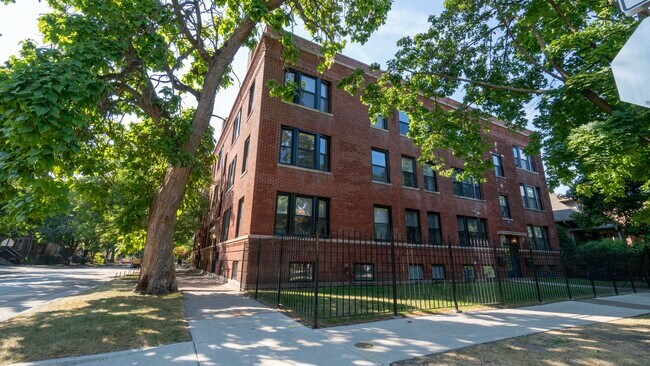 property at 5406 N Paulina St