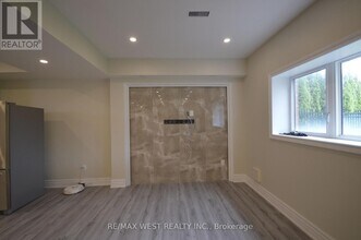 165 Woodgate Pines Dr in Vaughan, ON - Building Photo - Building Photo