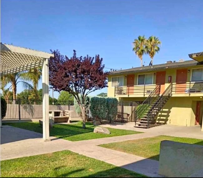 1511 Orange Dr in Bakersfield, CA - Foto de edificio - Building Photo