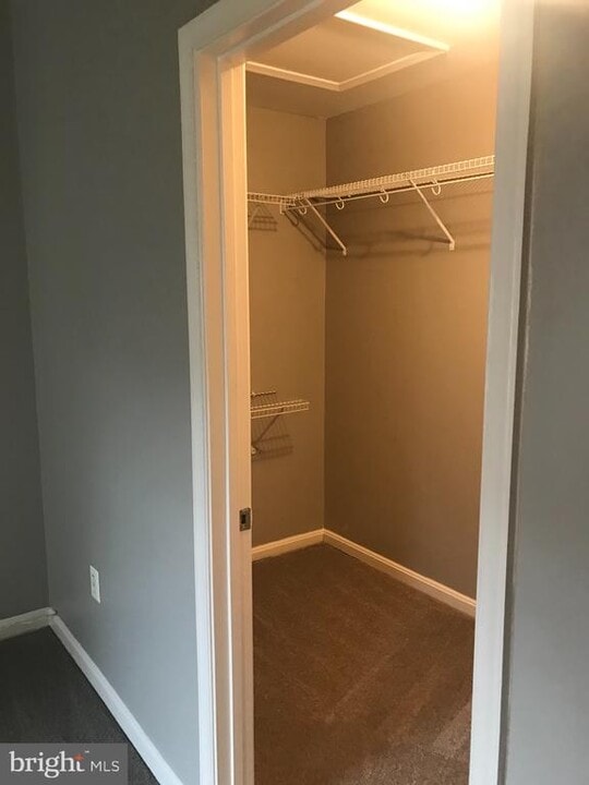 4662 Deerwatch Dr in Chantilly, VA - Building Photo