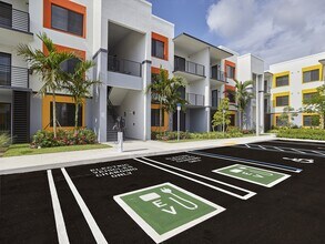 Gateway Luxury Apartments in Pompano Beach, FL - Foto de edificio - Building Photo