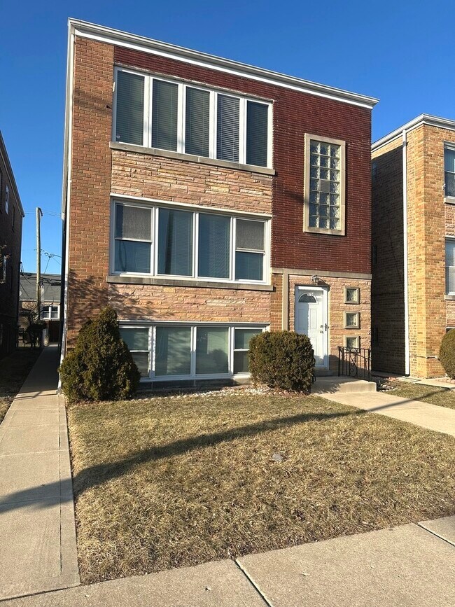 property at 5754 W Montrose Ave