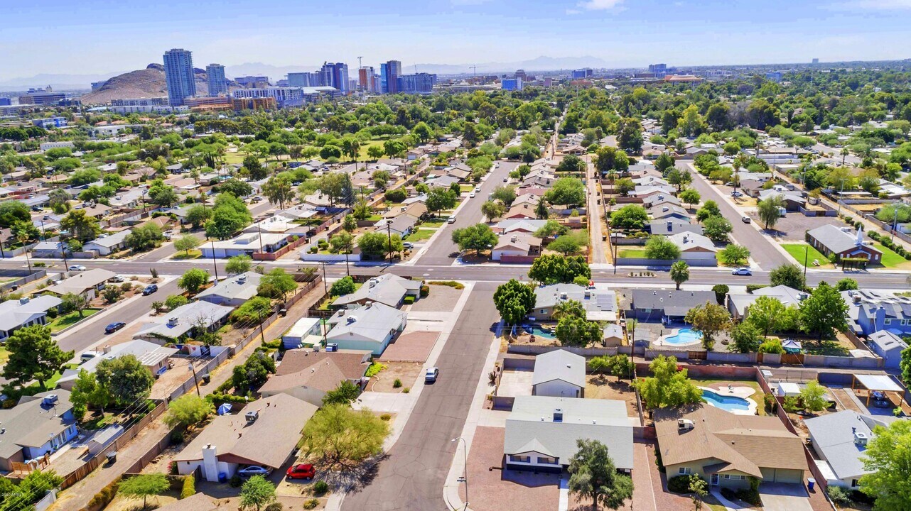 1007 S Parkside Dr in Tempe, AZ - Foto de edificio