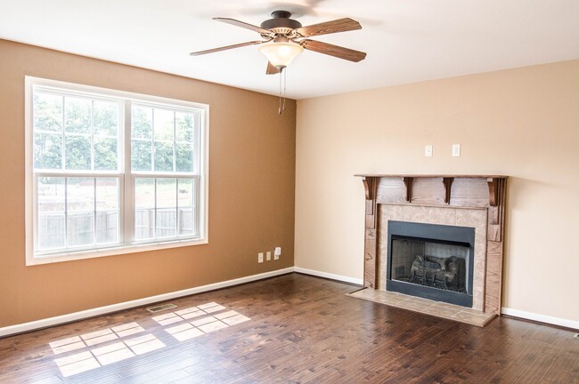 994 Dwight Eisenhower Way in Clarksville, TN - Building Photo - Building Photo