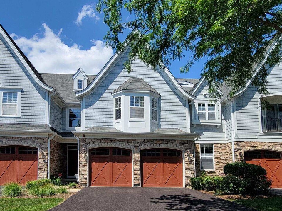 21946 W Tori Ln in Deer Park, IL - Foto de edificio