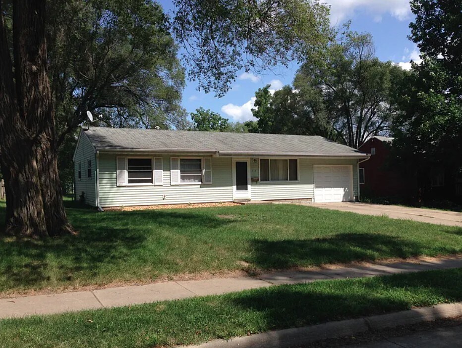 717 6th Ave in Coralville, IA - Building Photo