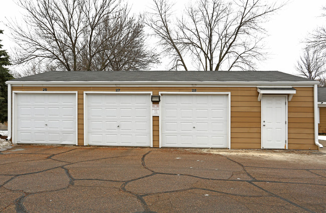 Clifton Townhomes-Shakopee in Shakopee, MN - Foto de edificio - Building Photo