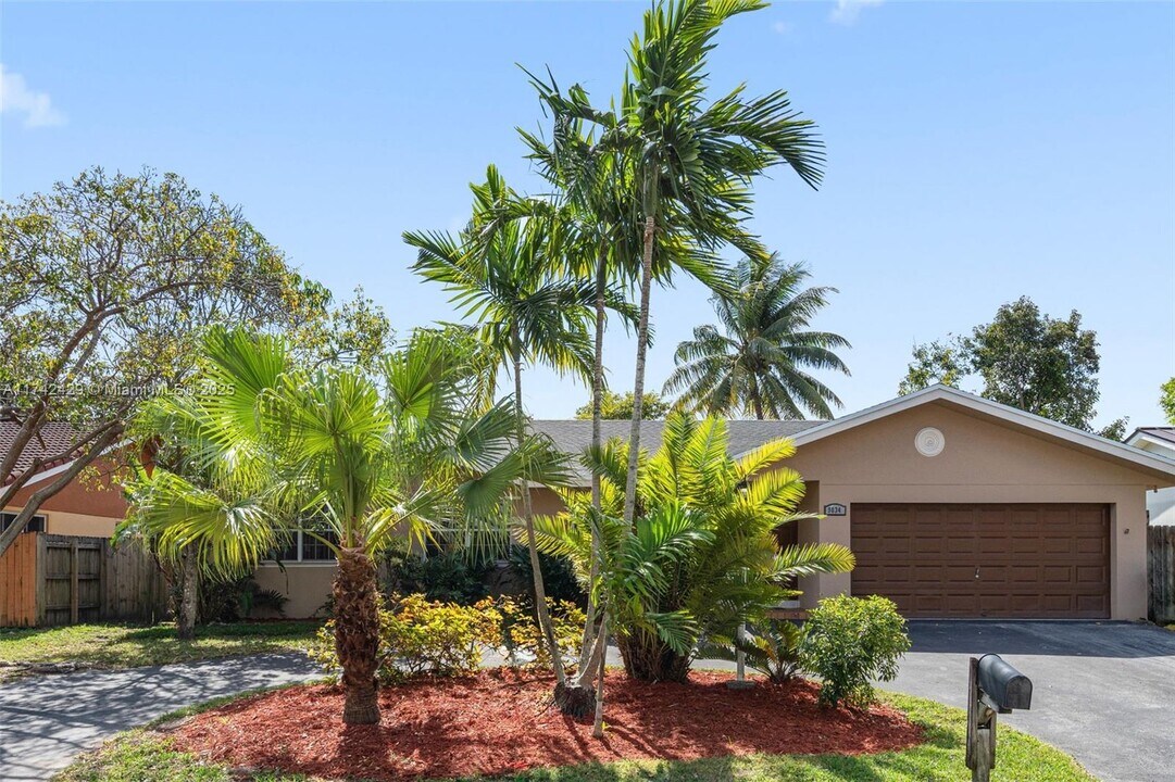 9034 SW 163rd Ter in Palmetto Bay, FL - Building Photo