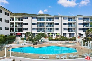 22548 CA-1 in Malibu, CA - Building Photo
