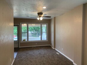 321-321 Caroline St in Janesville, WI - Building Photo - Building Photo