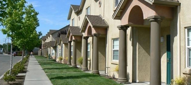 Grant Village Townhomes in Stockton, CA - Foto de edificio