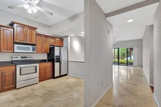 1620 Presidential Way, Unit 110 in West Palm Beach, FL - Foto de edificio - Building Photo